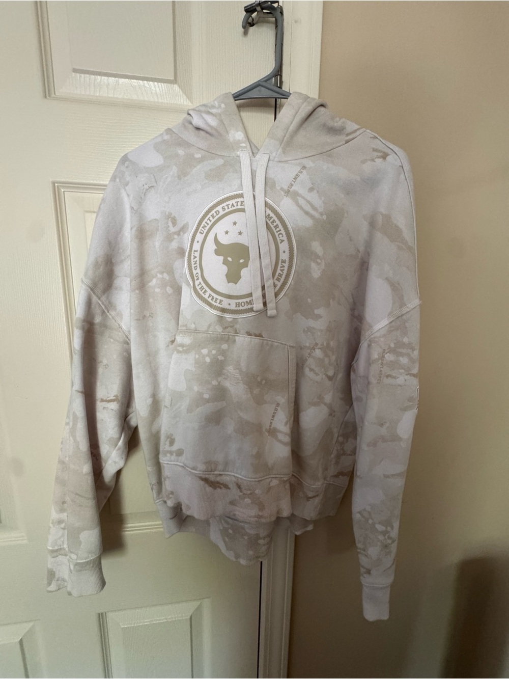 Under Armour Light Beige Tie-Dye Hoodie with Bull Logo - Picture 2 of 6